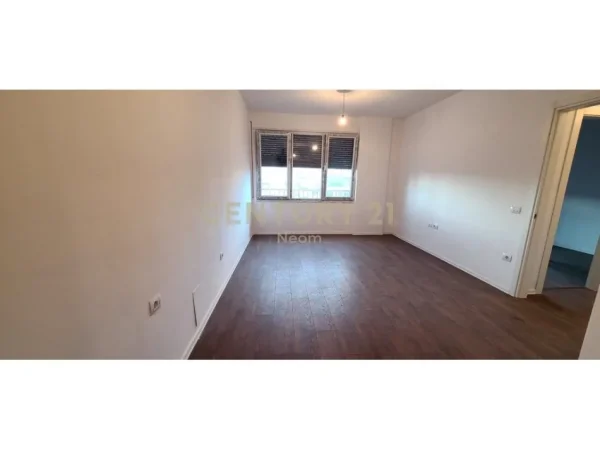 Tirane, jepet me qera zyre Kati 6, 90 m² 800 € (Pazari i Ri)