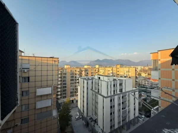 Tirane, jepet me qera apartament 1+1+Ballkon Kati 10, 70 m² 400 € (PALLATET ROMARIO)  UNA37333