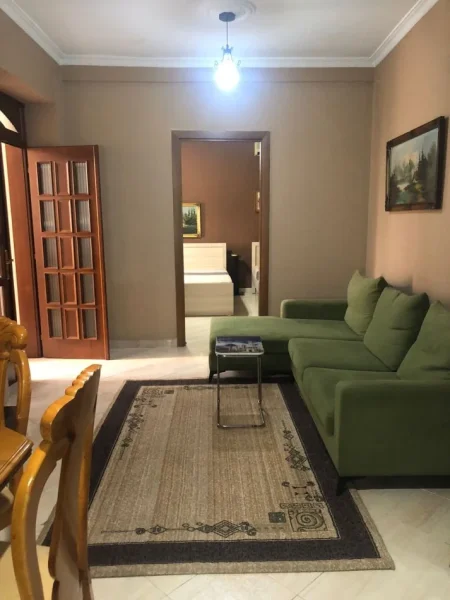 Tirane, jepet me qera apartament 1+1 Kati 1, 70 m² 500 € (Medrese)
