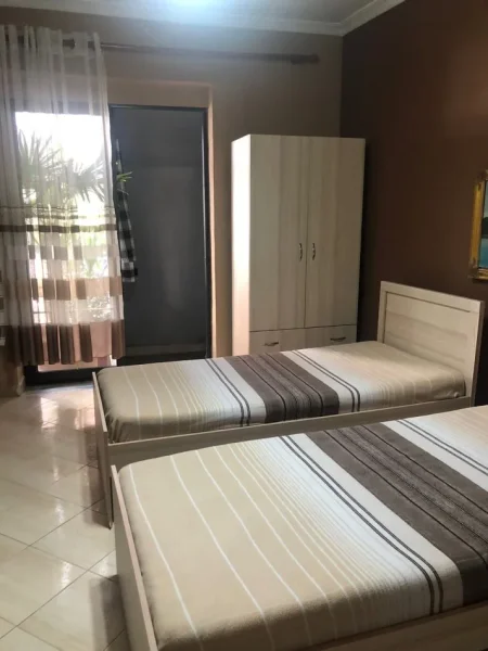 Tirane, jepet me qera apartament 1+1 Kati 1, 70 m² 500 € (Medrese)