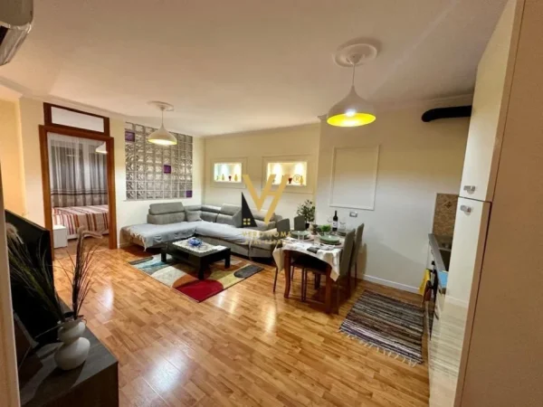 Tirane, jepet me qera apartament 1+1+Ballkon Kati 5, 70 m² 670 € (MINE PEZA)