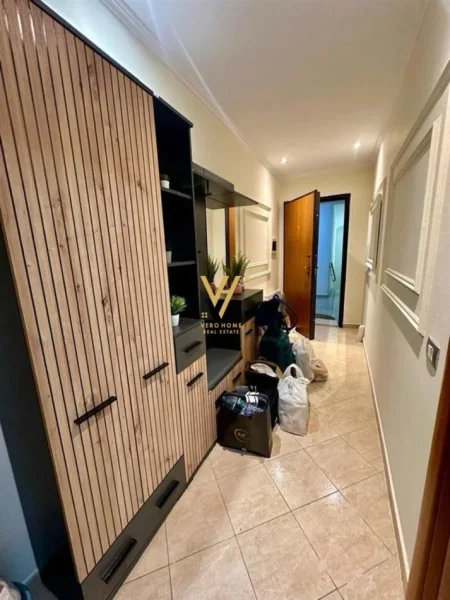 Tirane, jepet me qera apartament 1+1+Ballkon Kati 5, 70 m² 670 € (MINE PEZA)