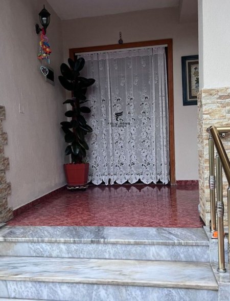 Shqiperi, jepet me qera apartament 2+1 Kati 1, 120 m² 450 € (PRANE SPITALIT USHTARAK)