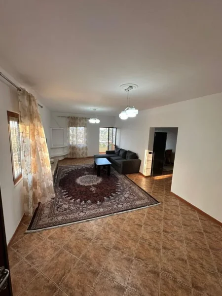 Tirane, jepet me qera apartament 2+1 Kati 1, 400 € 