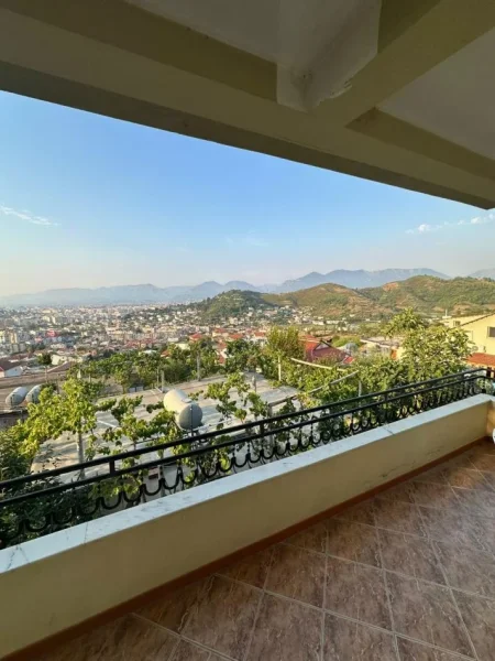 Tirane, jepet me qera apartament 2+1 Kati 1, 400 € 