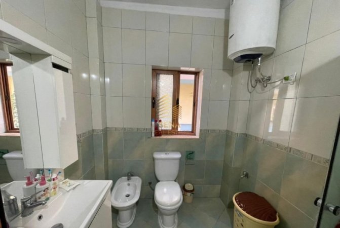 Tirane, jepet me qera apartament 2+1+Ballkon Kati 3, 136 m² 400 € (Rruga Muhamet Deliu)