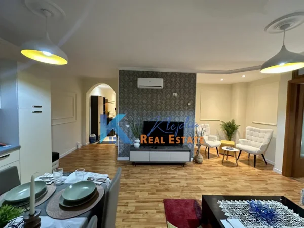 Tirane, jap me qera apartament 1+1+Ballkon Kati 5, 70 m² 670 € (Bllok, prane Fakultetit Juridik)