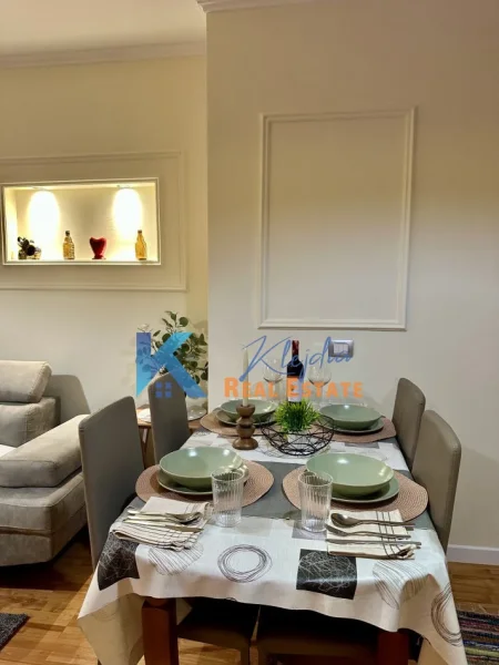 Tirane, jap me qera apartament 1+1+Ballkon Kati 5, 70 m² 670 € (Bllok, prane Fakultetit Juridik)