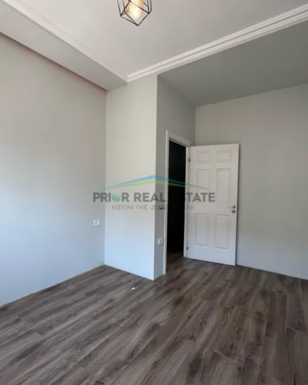 Tirane, shitet apartament 2+1+Ballkon Kati 5, 167 m² 160.000 € (Linze)