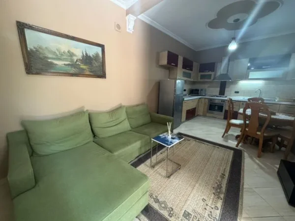 Tirane, jepet me qera apartament 1+1 Kati 1, 70 m² 500 € (selvia)