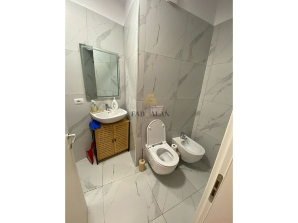 Tirane, jepet me qera apartament 1+1 Kati 6, 600 € (Kopshti Zoologjik)