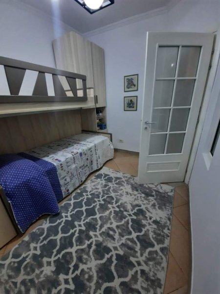 Tirane, jepet me qera apartament 2+1 Kati 7, 90 m² 450 Euro (prane Shkolles se Baletit)