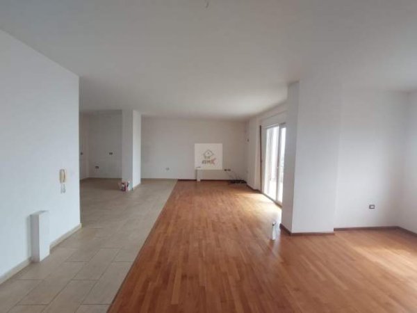 Durres, jepet me qera ambjent biznesi Kati 3, 187 m² 800 Euro (TAULANTIA)