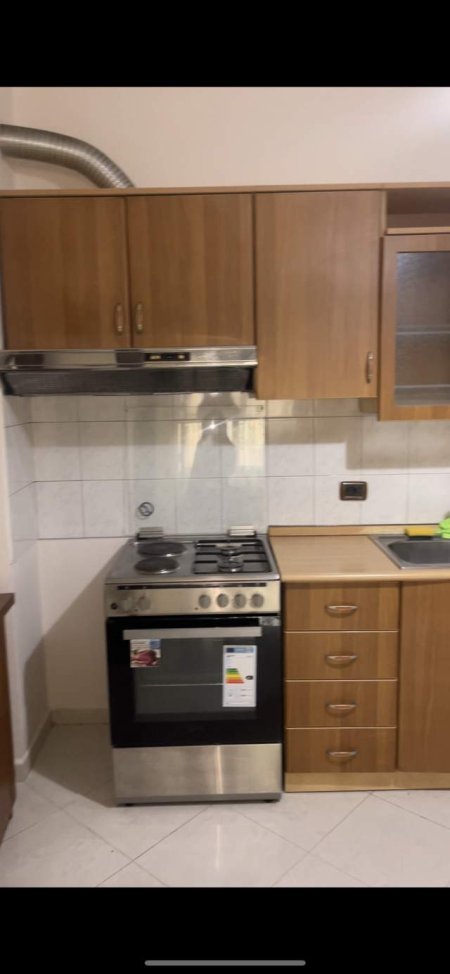 Tirane, jepet me qera apartament Kati 6, 75 m² 40000 Leke (Faik konica)