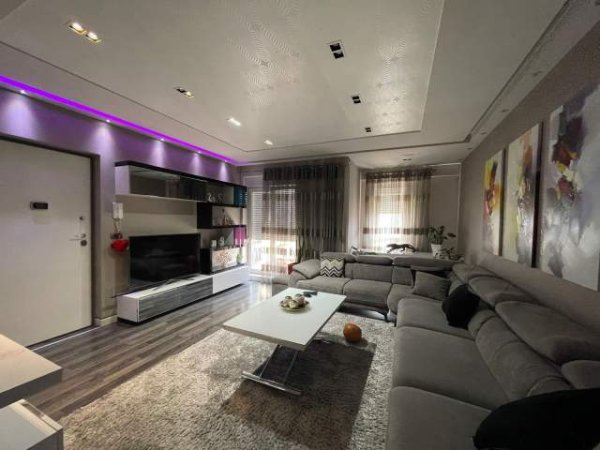 Tirane, jepet me qera apartament Kati 8, 1.150 Euro (Rruga Ndre Mjeda, Kompleksi Kontakt)