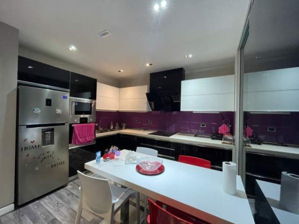 Tirane, jepet me qera apartament Kati 8, 1.150 Euro (Rruga Ndre Mjeda, Kompleksi Kontakt)