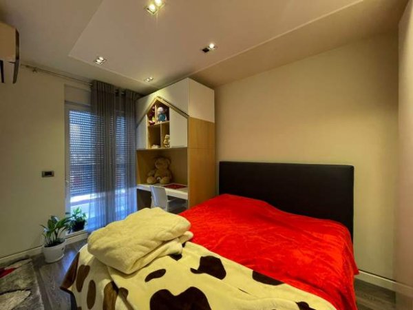 Tirane, jepet me qera apartament Kati 8, 1.150 Euro (Rruga Ndre Mjeda, Kompleksi Kontakt)