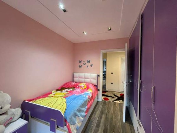 Tirane, jepet me qera apartament Kati 8, 1.150 Euro (Rruga Ndre Mjeda, Kompleksi Kontakt)