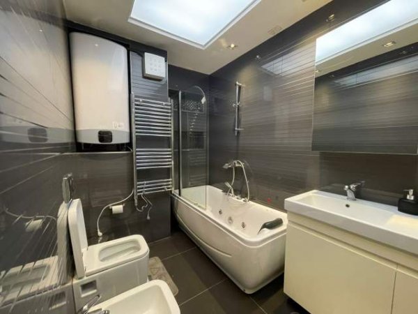 Tirane, jepet me qera apartament Kati 8, 1.150 Euro (Rruga Ndre Mjeda, Kompleksi Kontakt)