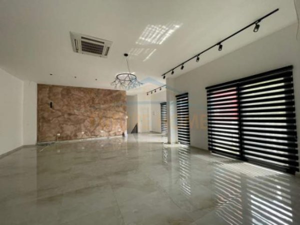 Tirane, jepet me qera ambjent biznesi Kati 1, 240 m² 2.500 Euro (Prane Farmacise 10)