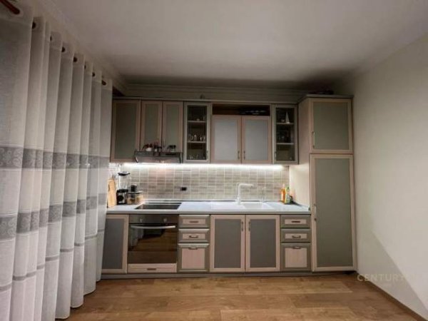 Tirane, jepet me qera apartament 1+1+BLK Kati 8, 65 m² 450 Euro (Rruga Beqir Luga)