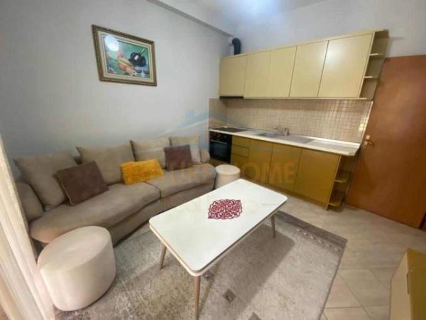 Tirane, jepet me qera apartament 1+1+BLK Kati 4, 63 m² 300 Euro (Yzberisht)