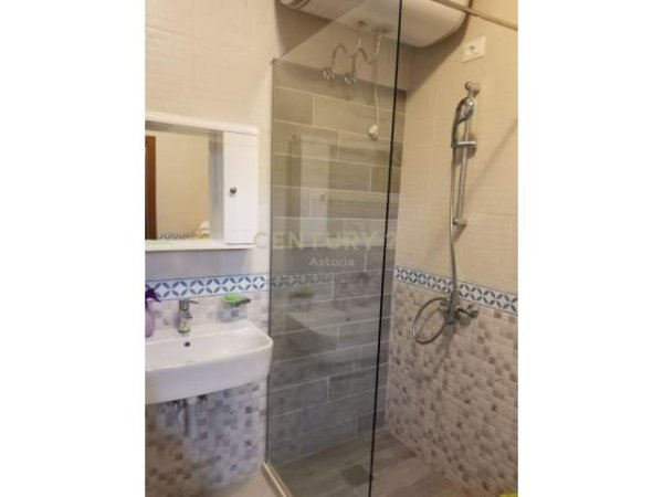 Tirane, jepet me qera apartament 2+1 Kati 4, 87 m² 400 Euro (Komuna e Parisit)