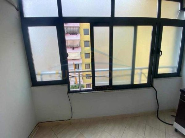 Tirane, jepet me qera apartament 1+1+BLK Kati 4, 63 m² 300 Euro (Yzberisht)