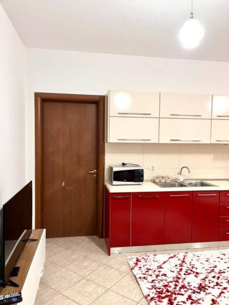 Tirane, jepet me qera apartament 1+1 Kati 10, 65 m² 400 Euro (Rruga Panorama)