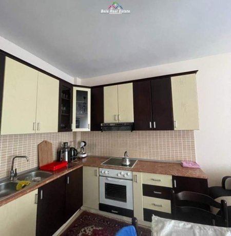 Tirane, jepet me qera apartament 2+1+BLK Kati 2, 85 m² 400 Euro (pallati i brigadave)