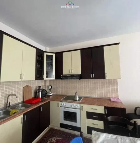Tirane, jepet me qera apartament 2+1+BLK Kati 2, 85 m² 400 Euro (pallati i brigadave)