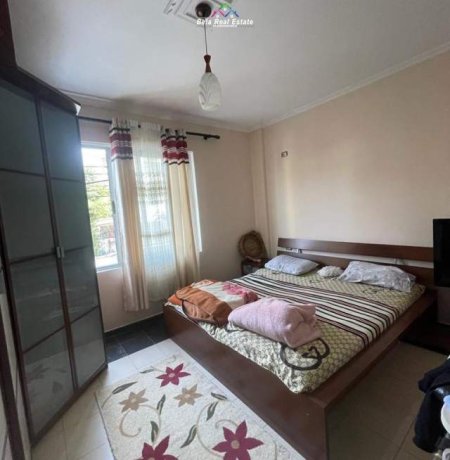 Tirane, jepet me qera apartament 2+1+BLK Kati 2, 85 m² 400 Euro (pallati i brigadave)