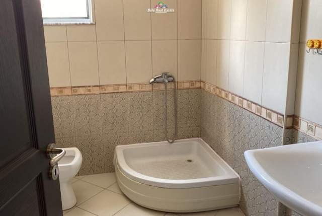 Tirane, jepet me qera apartament 2+1+BLK Kati 2, 85 m² 400 Euro (pallati i brigadave)