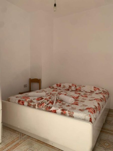 Tirane, jepet me qera apartament 1+1 Kati 1, 45 m² 350 Euro (Rruga Fortuzi)