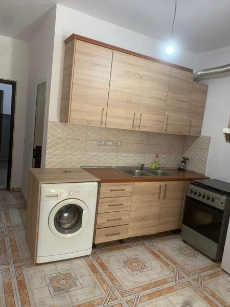 Tirane, jepet me qera apartament 1+1 Kati 1, 45 m² 350 Euro (Rruga Fortuzi)