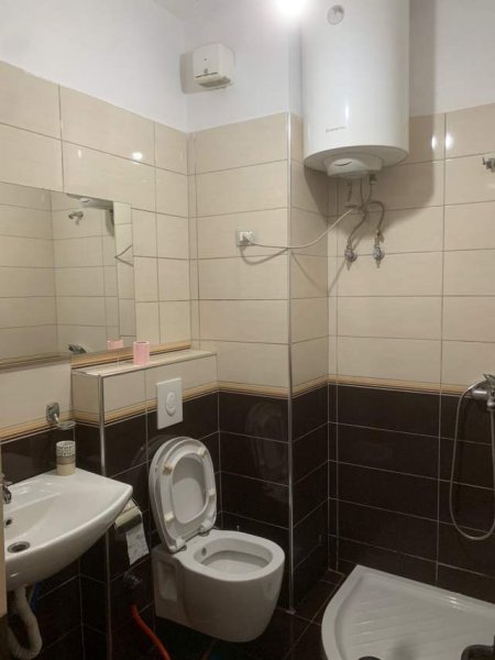 Tirane, jepet me qera apartament 1+1 Kati 1, 45 m² 350 Euro (Rruga Fortuzi)