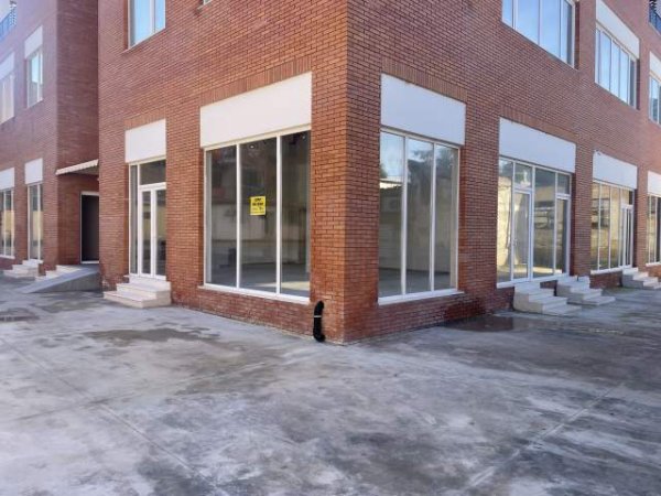 Tirane, jap me qera dyqan Kati 0, 70m² 500 Euro (Rruga e Dibres)