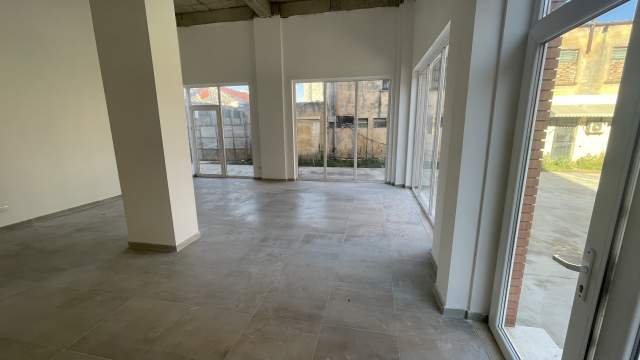 Tirane, jap me qera dyqan Kati 0, 65 m² 450 Euro (Rruga e Dibres)