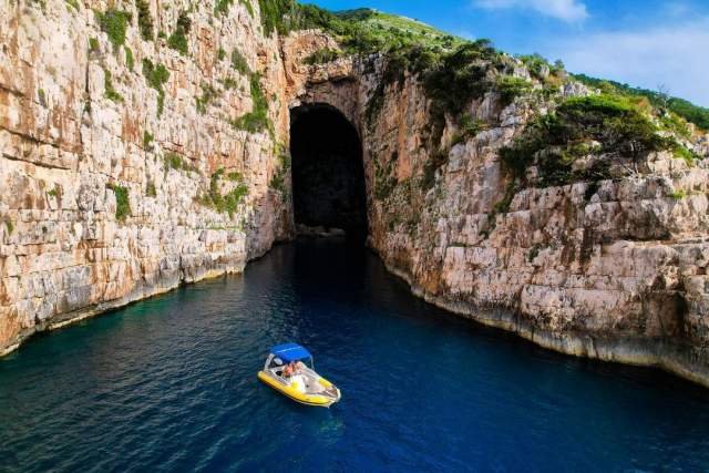 Vlore, udhetime turistike me anije, skafe dhe gomone - Anije turistike ne Shqiperi