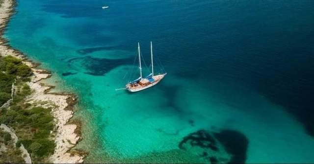 Vlore, udhetime turistike me anije, skafe dhe gomone - Anije turistike ne Shqiperi