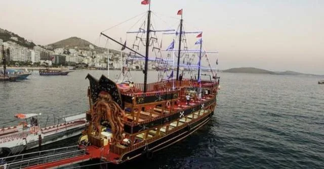 Vlore, udhetime turistike me anije, skafe dhe gomone - Anije turistike ne Shqiperi