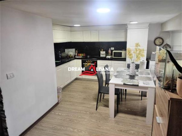 Tirane, jepet me qera apartament 2+1 Kati 1, 82 m² 365 Euro (Fresk, prane Shkolles “17 Shkurti”)