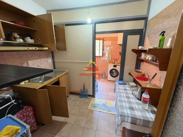 Vlore, jepet me qera shtepi 2+1+Ballkon Kati 0, 110 m² 250 € (Rruga Demokracia)