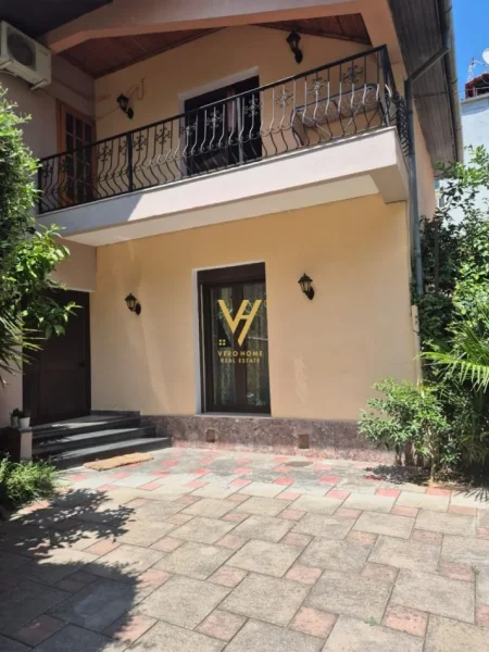 Tirane, jepet me qera apartament 1+1+Ballkon Kati 1, 85 m² 500 € (MEDRESEJA)