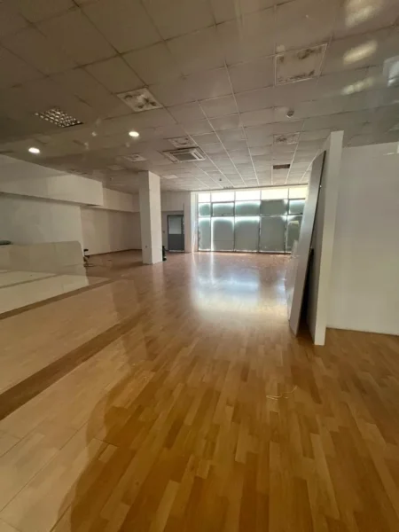 Tirane, jepet me qera zyre Kati 2, 250 m² 3000 € (rruga 5 maji)