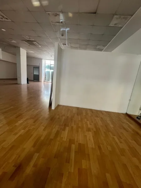 Tirane, jepet me qera zyre Kati 2, 250 m² 3000 € (rruga 5 maji)