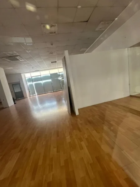 Tirane, jepet me qera zyre Kati 2, 250 m² 3000 € (rruga 5 maji)