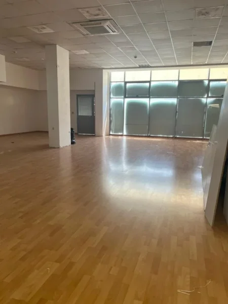 Tirane, jepet me qera zyre Kati 2, 250 m² 3000 € (rruga 5 maji)
