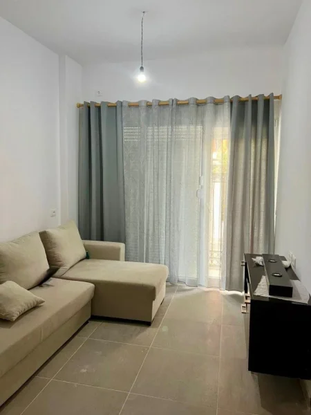 Tirane, jepet me qera apartament 1+1+Ballkon Kati 0, 55 m² 450 € (SELITE)