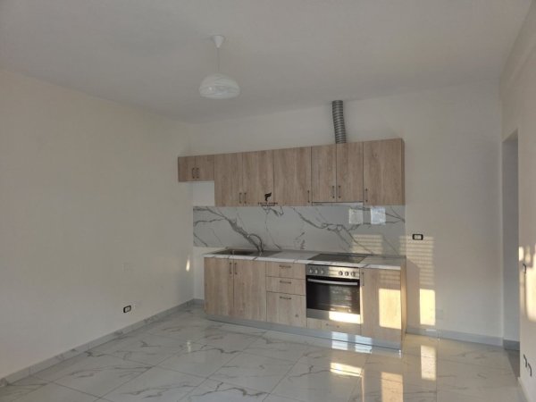Tirane, jepet me qera apartament 2+1 Kati 2, 90 m² 400 € (PRANE SPITALIT TE TRAUMES)